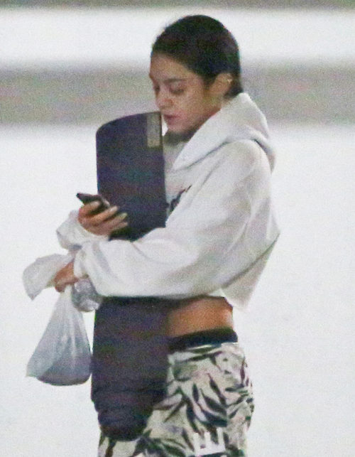 Vanessa Hudgens yendo a una clase de yoga