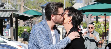 Scott Disick saludando a Kris Jenner