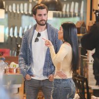 Scott Disick y Kourtney Kardashian en una tienda de Calabasas