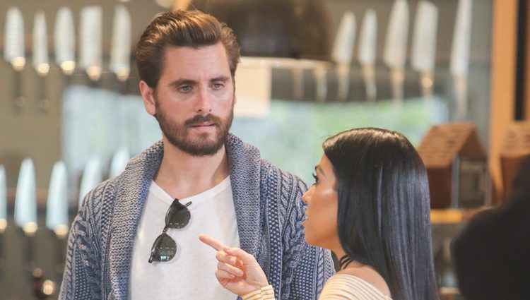 Scott Disick y Kourtney Kardashian en una tienda de Calabasas