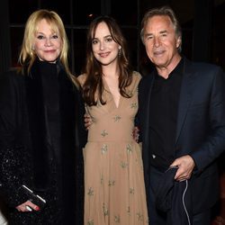 Melanie Griffith y Don Johnson apoyan a su hija Dakota Johnson en el estreno de su nueva película