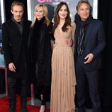 Melanie Griffith, Don Johnson y Jesse Johnson apoyan a Dakota Johnson en el estreno de su nueva película