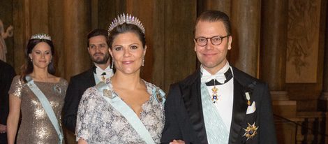 La Princesa Victoria de Suecia luciendo embarazo con Daniel de Suecia en una cena de gala