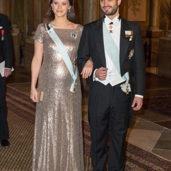 La Princesa Sofia de Suecia luciendo embarazo con Carlos Felipe de Suecia en una cena de gala