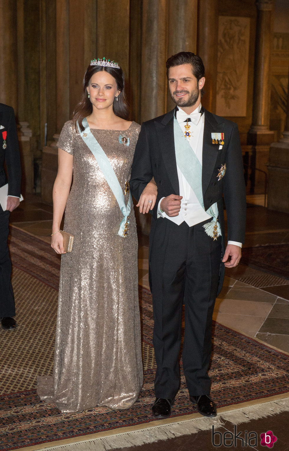 La Princesa Sofia de Suecia luciendo embarazo con Carlos Felipe de Suecia en una cena de gala