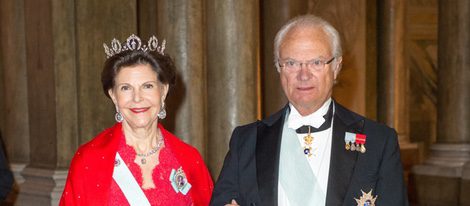 Los Reyes Silvia y Carlos Gustavo de Suecia en una cena de gala en Estocolmo