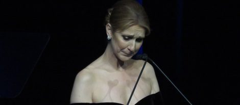 Céline Dion dando un discurso en el homenaje al fallecido René Angélil en Las Vegas