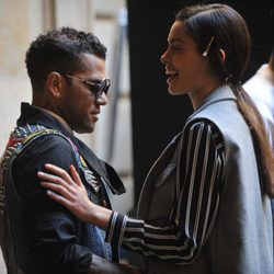 Dani Alves con su prometida Joana Sanz en el backstage de Lupo Collection en la 080 de Barcelona 2016