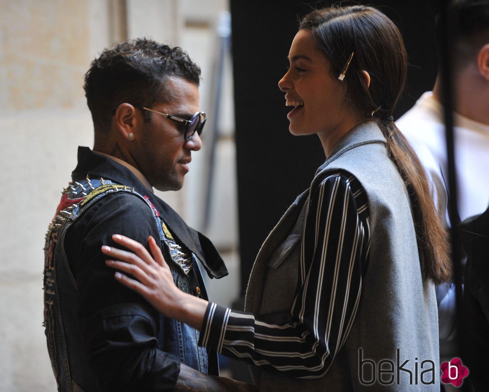 Dani Alves con su prometida Joana Sanz en el backstage de Lupo Collection en la 080 de Barcelona 2016