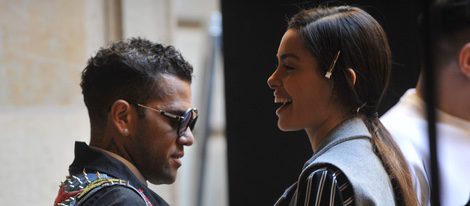 Dani Alves con su prometida Joana Sanz en el backstage de Lupo Collection en la 080 de Barcelona 2016