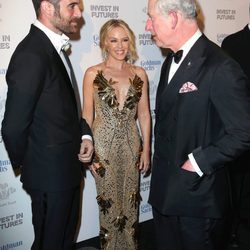 Kylie Minogue presentando a Josh Sasse al Príncipe Carlos en la Gala de los Prince's Trust Awards 2016