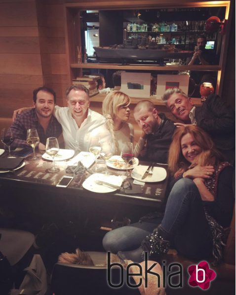 Ylenia comiendo con Aarón Guerrero, Belén Rodríguez y otros amigos