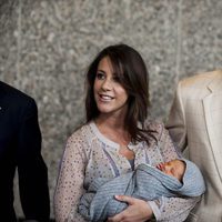 Joaquín y Marie de Dinamarca presentan a su hijo Enrique