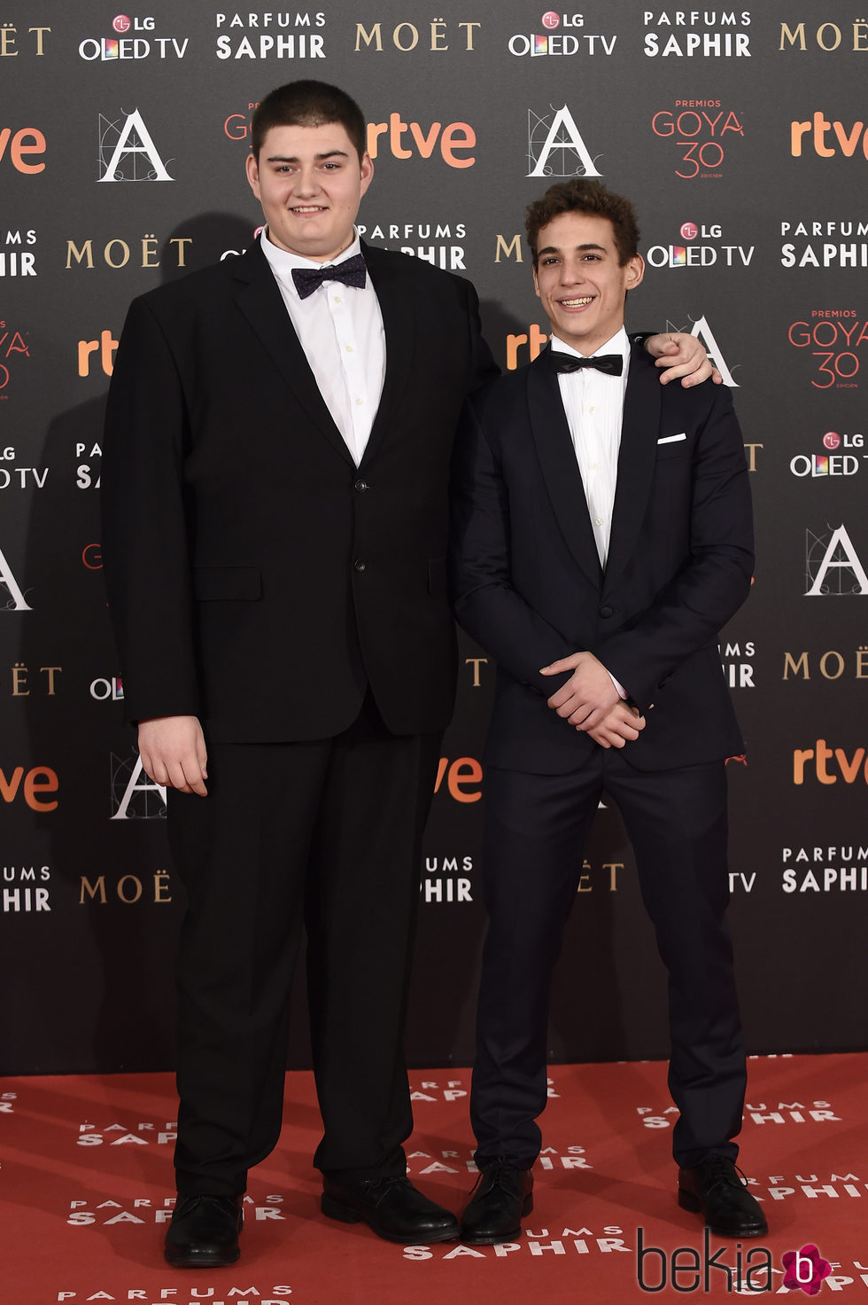 Antonio Bachiller y Miguel Herrán en la alfombra roja de los Premios Goya 2016