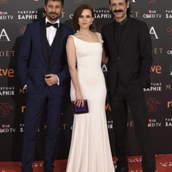 Hugo Silva, Aura Garrido y Nacho Fresnada en la alfombra roja de los Premios Goya 2016