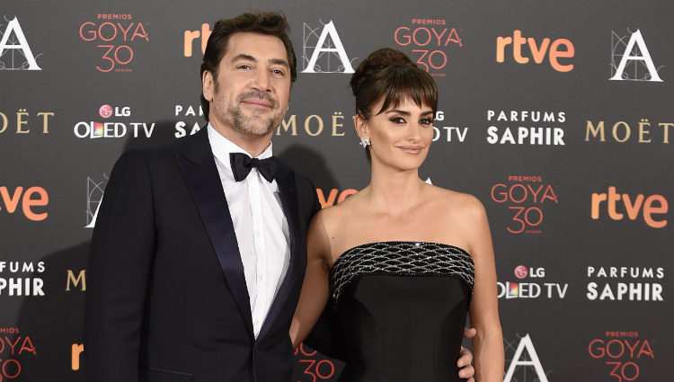 Javier Bardem y Penélope Cruz en la alfombra roja de los Premios Goya 2016