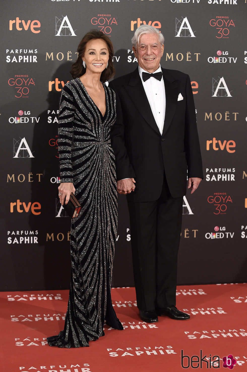 Isabel Preysler y Mario Vargas Llosa en la alfombra roja de los Premios Goya 2016