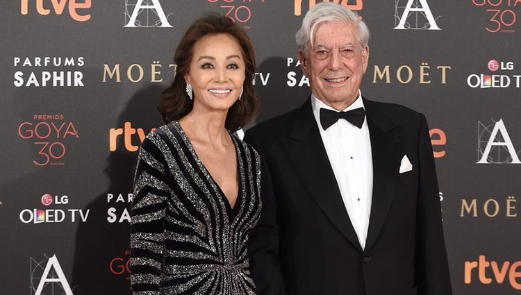 Isabel Preysler y Mario Vargas Llosa en la alfombra roja de los Premios Goya 2016