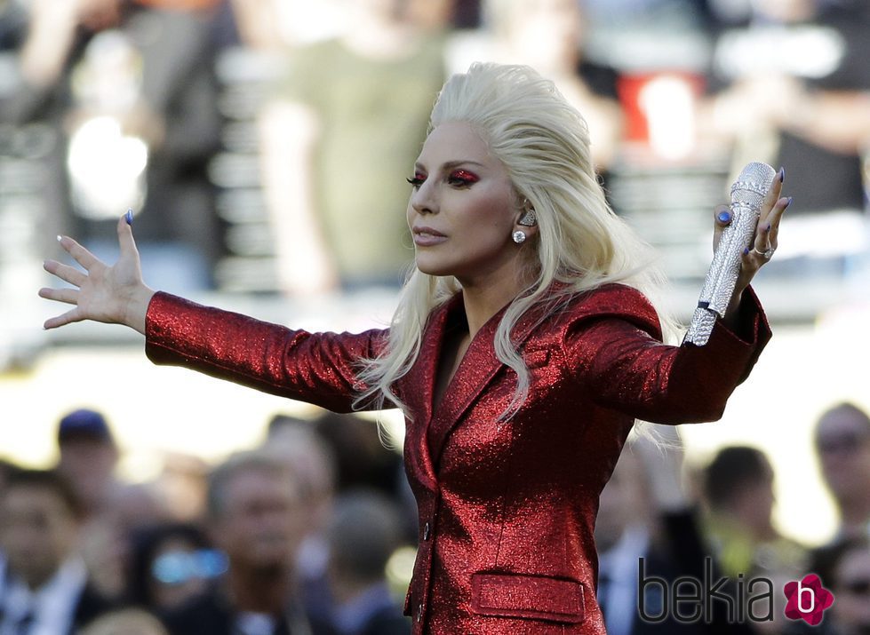 Lady Gaga ovacionada tras interpretar el himno americano en la Super Bowl 2016