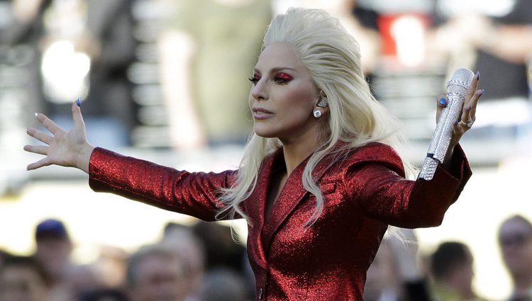 Lady Gaga ovacionada tras interpretar el himno americano en la Super Bowl 2016