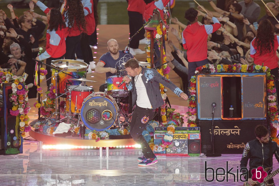 Chris Martin durante la actuación de Coldplay en la Super Bowl 2016