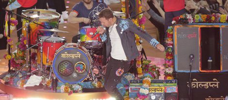 Chris Martin durante la actuación de Coldplay en la Super Bowl 2016