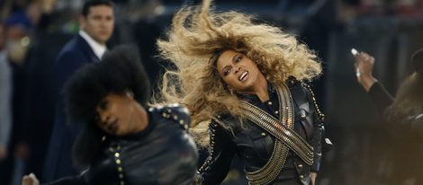 Beyoncé durante su actuación en la Super Bowl 2016