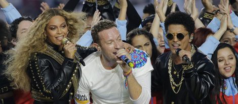 Beyoncé, Chris Martin y Bruno Mars durante su actuación en la Super Bowl 2016