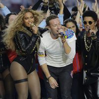 Beyoncé, Chris Martin y Bruno Mars durante su actuación en la Super Bowl 2016