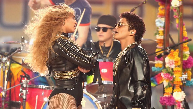 Beyoncé y Bruno Mars durante su actuación en la Super Bowl 2016