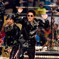 Bruno Mars durante su actuación en la Super Bowl 2016