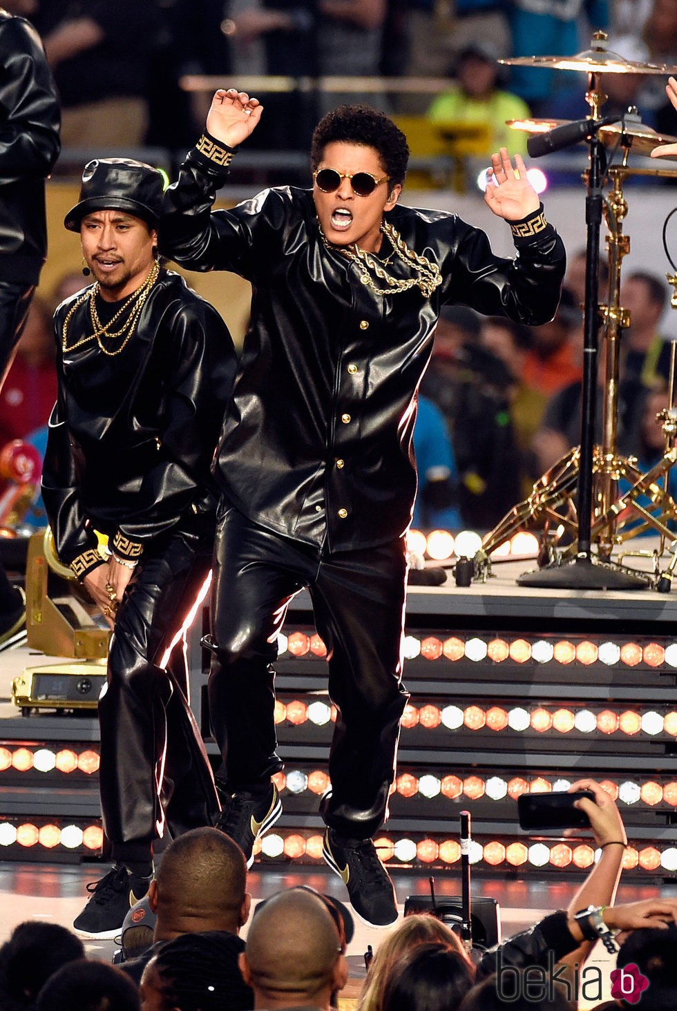 Bruno Mars durante su actuación en la Super Bowl 2016