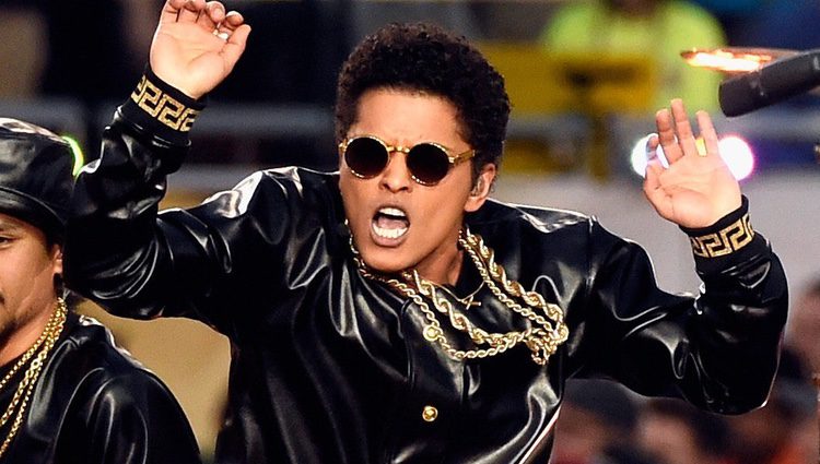 Bruno Mars durante su actuación en la Super Bowl 2016