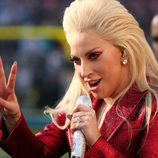 Lady Gaga haciendo el símbolo de la victoria en la Super Bowl 2016