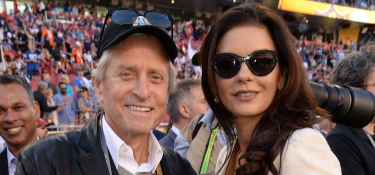 Michael Douglas y Catherine Zeta-Jones en la Super Bowl 2016