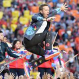 Chris Martin saltando durante su actuación en la Super Bowl 2016