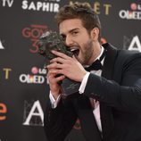 Pablo Alborán mordiendo su Goya 2016