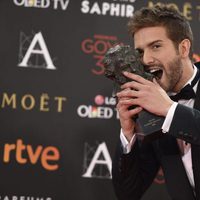 Pablo Alborán mordiendo su Goya 2016