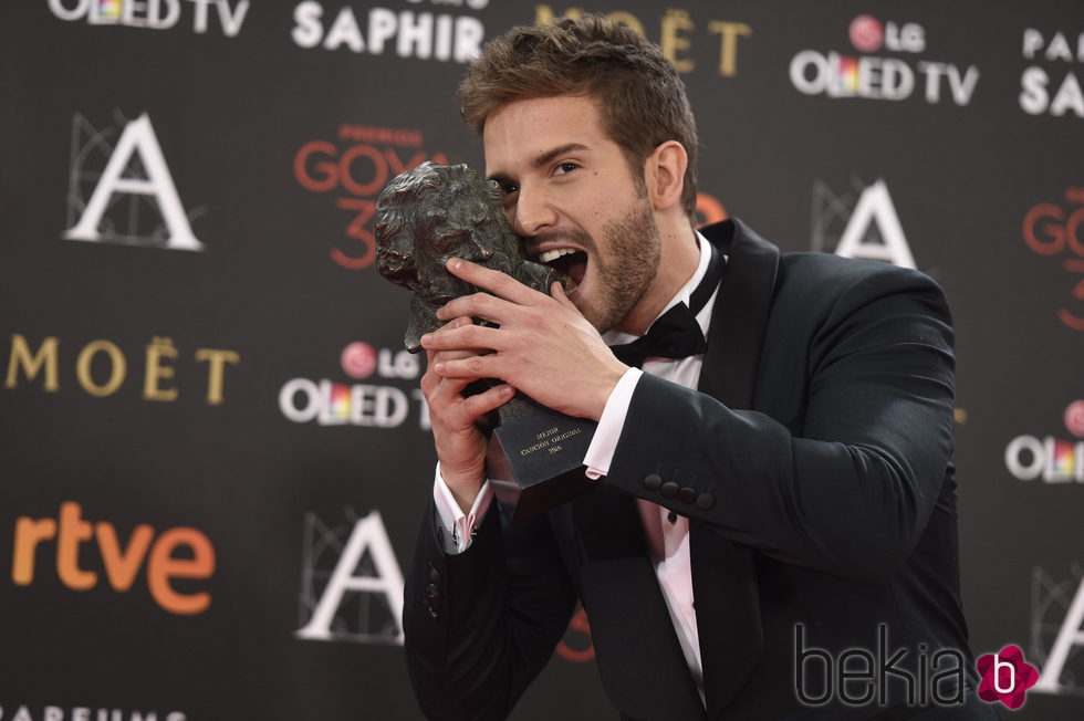 Pablo Alborán mordiendo su Goya 2016