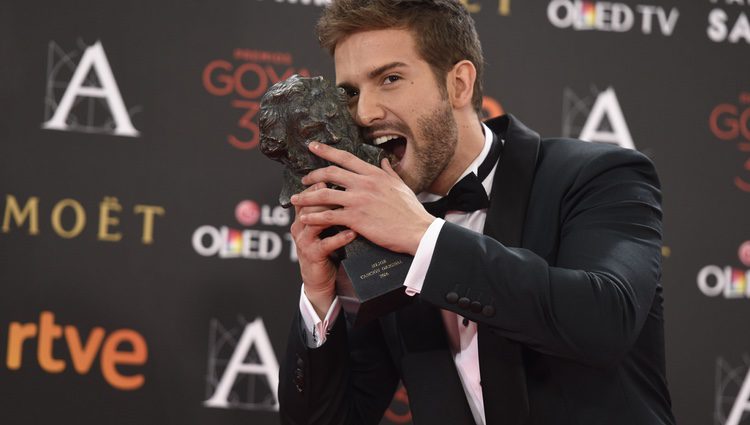 Pablo Alborán mordiendo su Goya 2016