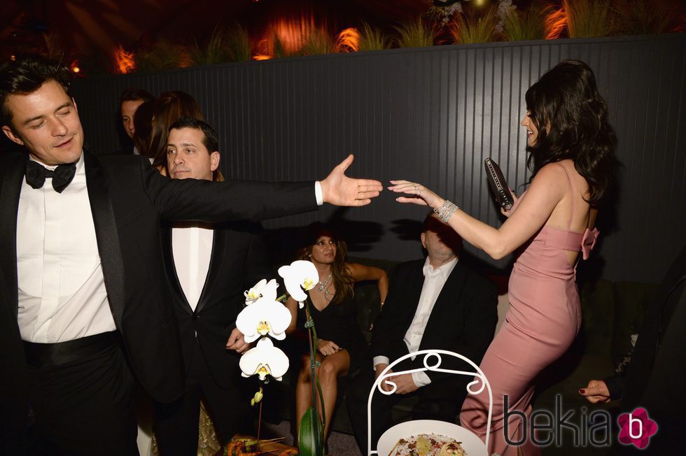 Katy Perry y Orlando Bloom bailando en la fiesta de los Globos de Oro 2016