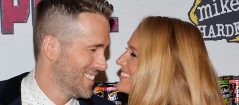 Blake Lively y Ryan Reynolds, enamorados y muy cariñosos en el estreno de 'Deadpool'