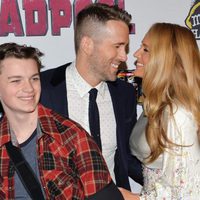 Blake Lively y Ryan Reynolds, enamorados y muy cariñosos en el estreno de 'Deadpool'