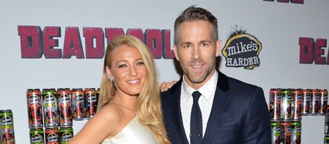 Blake Lively y Ryan Reynolds, posan juntos por primera vez tras su paternidad en el estreno de 'Deadpool'