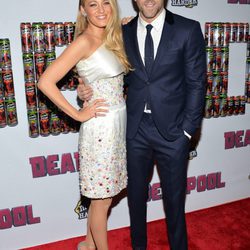 Blake Lively y Ryan Reynolds, posan juntos por primera vez tras su paternidad en el estreno de 'Deadpool'