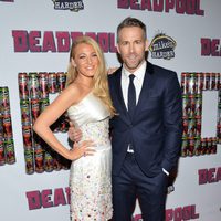 Blake Lively y Ryan Reynolds, posan juntos por primera vez tras su paternidad en el estreno de 'Deadpool'