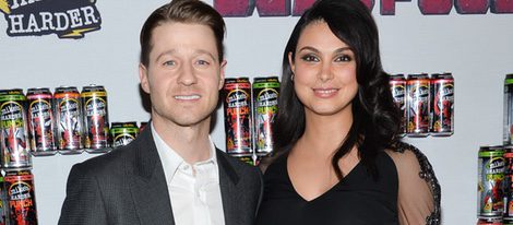 Morena Baccarin y Benjamin McKenzie, futuros orgullosos papás en el estreno de 'Deadpool'