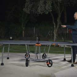 Mario Casas juega al ping pong con Bertín Osborne en 'En la tuya o en la mía'. 