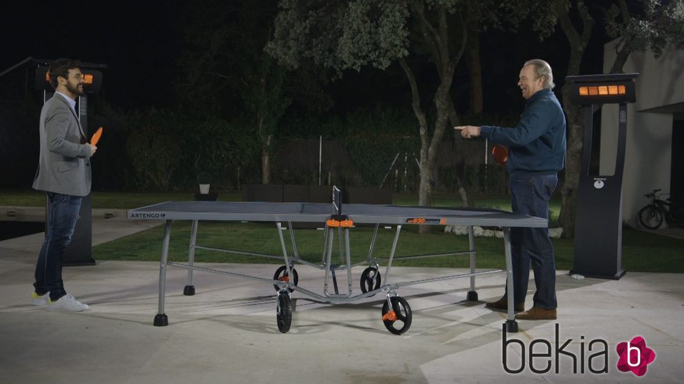 Mario Casas juega al ping pong con Bertín Osborne en 'En la tuya o en la mía'. 