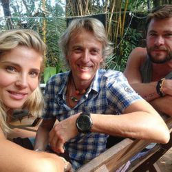 Elsa Pataky y Chris Hemsworth con Jesús Calleja en La India